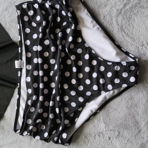 Like new 2 piece bathing suit (D) - Picture 2 of 8